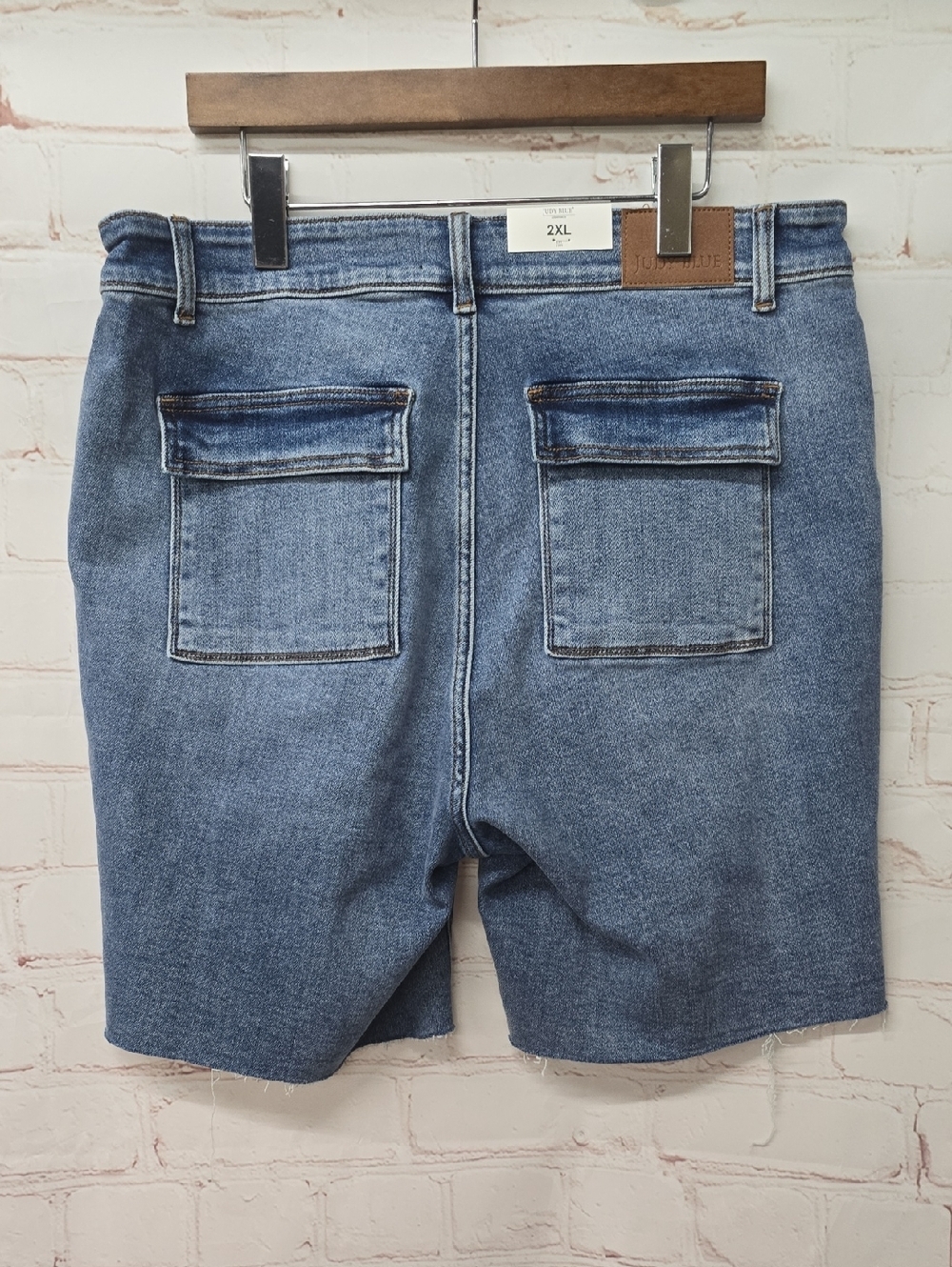 Judy Blue Mid Rise Medium Blue Bermuda Jean Shorts Flap Back Pockets Size 2X NWT